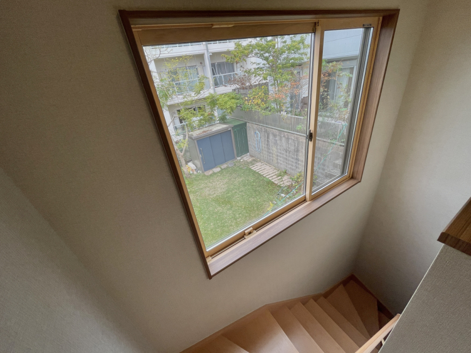 大きな窓からの採光で明るい