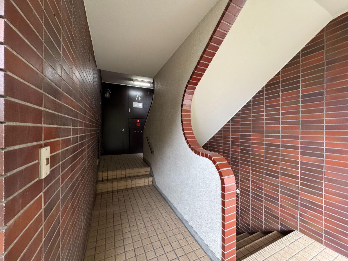 階段のタイルもRで組まれているこだわり