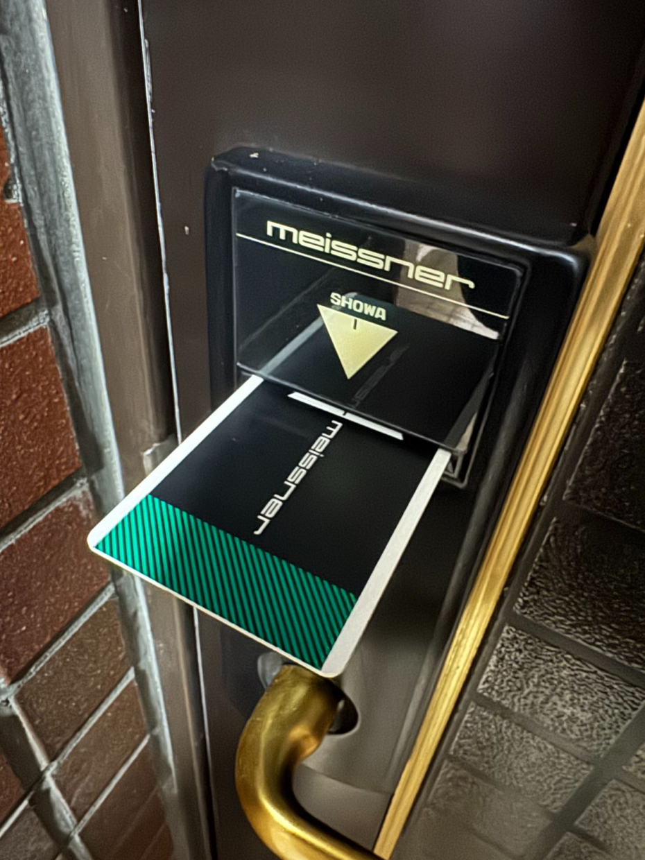 玄関ドアはカード式のカギになっている