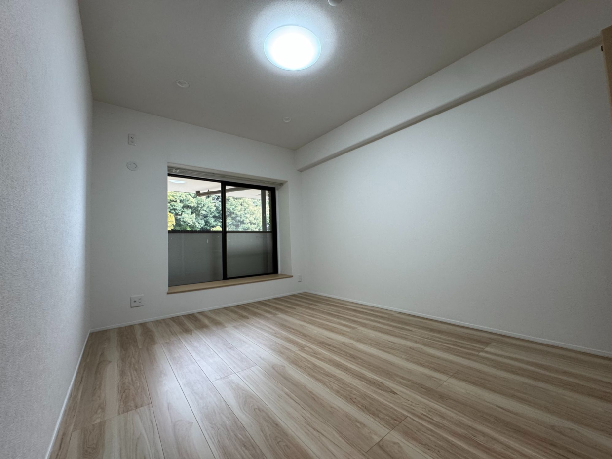 北側の洋室。緑の借景が美しい