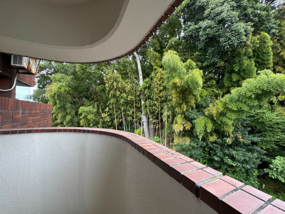 廊下の壁がRでレトロかっこいい