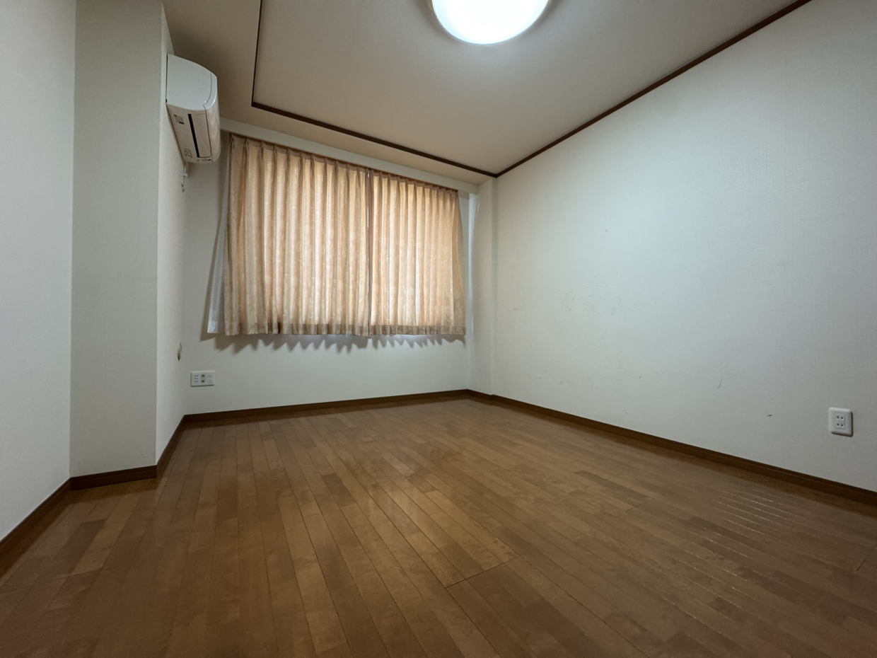 北側の洋室。こちらのお部屋は床暖房付き