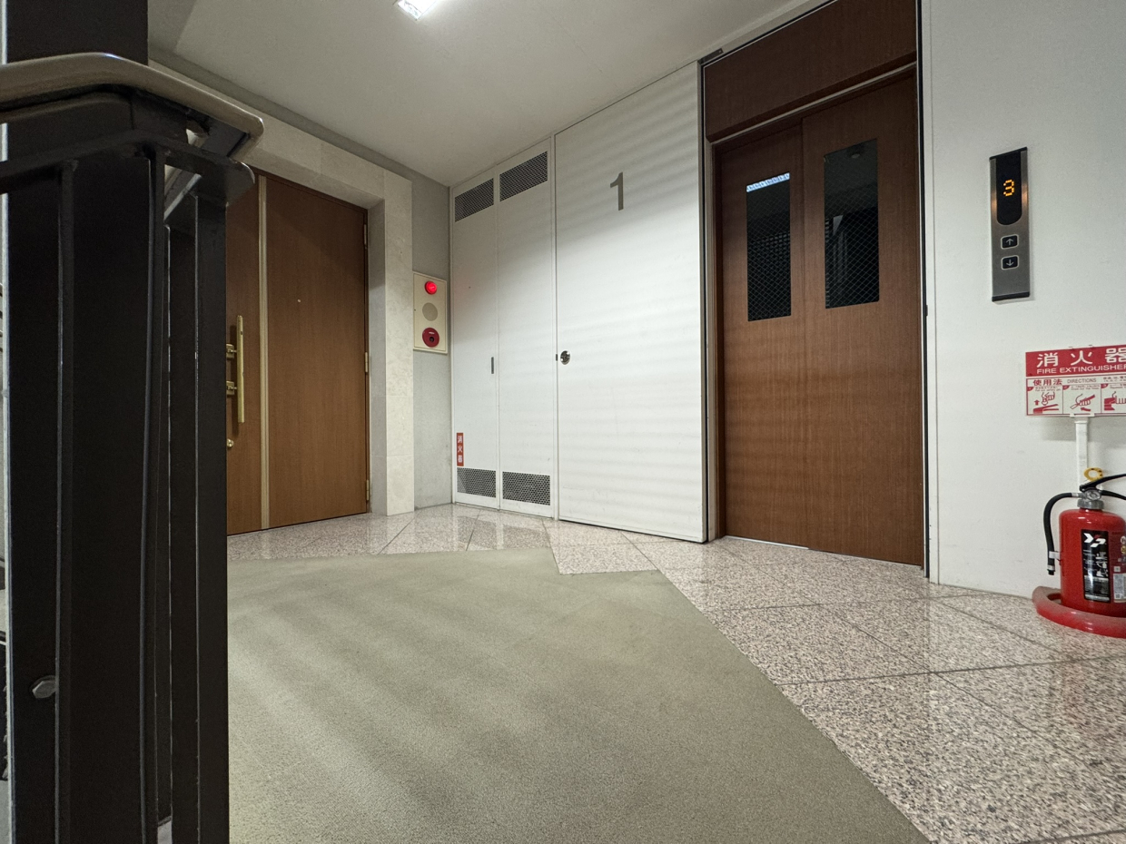 エレベーター降りてすぐにドア