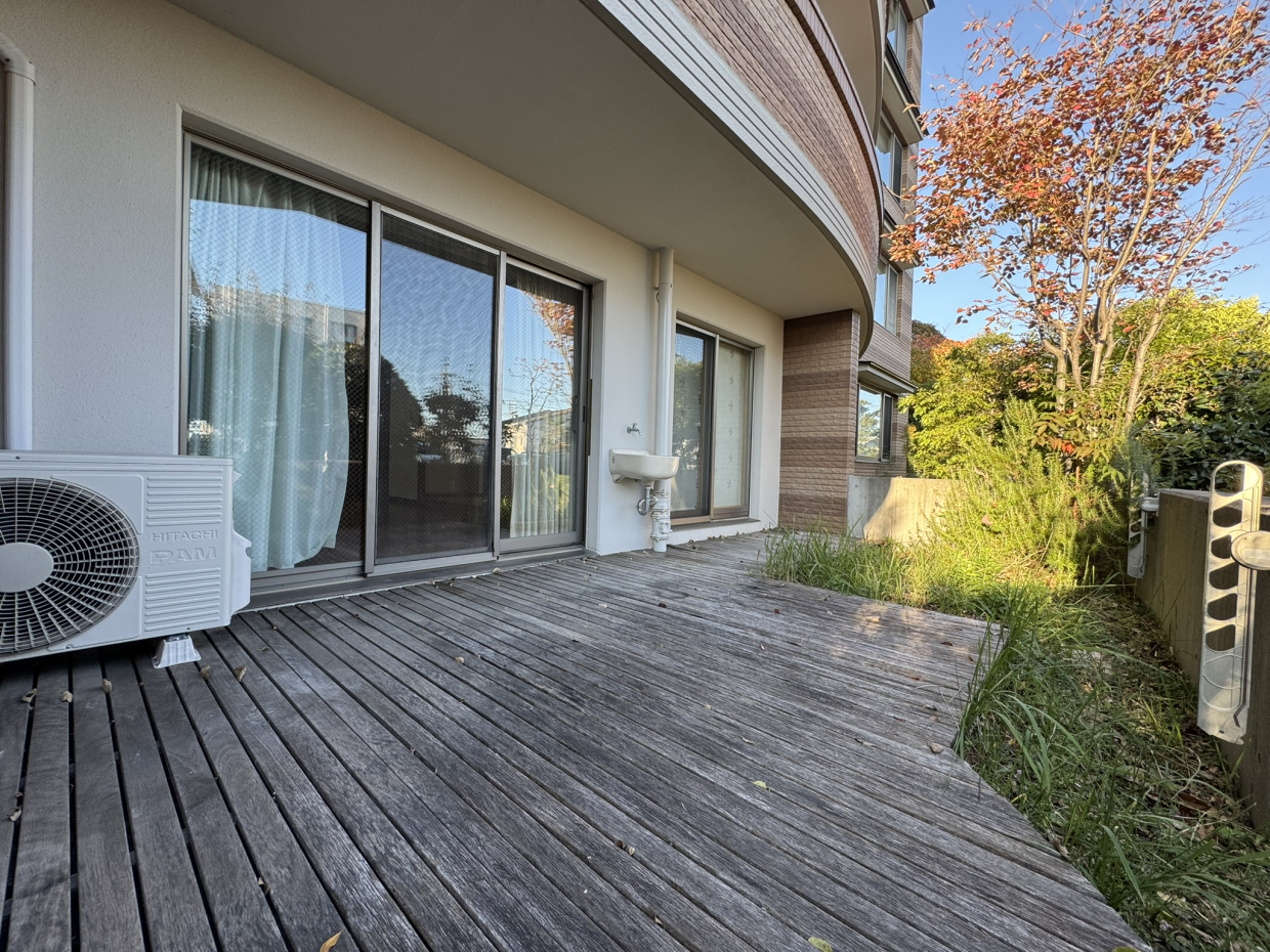 植栽が植えられており、手入れすればきれいなガーデンに