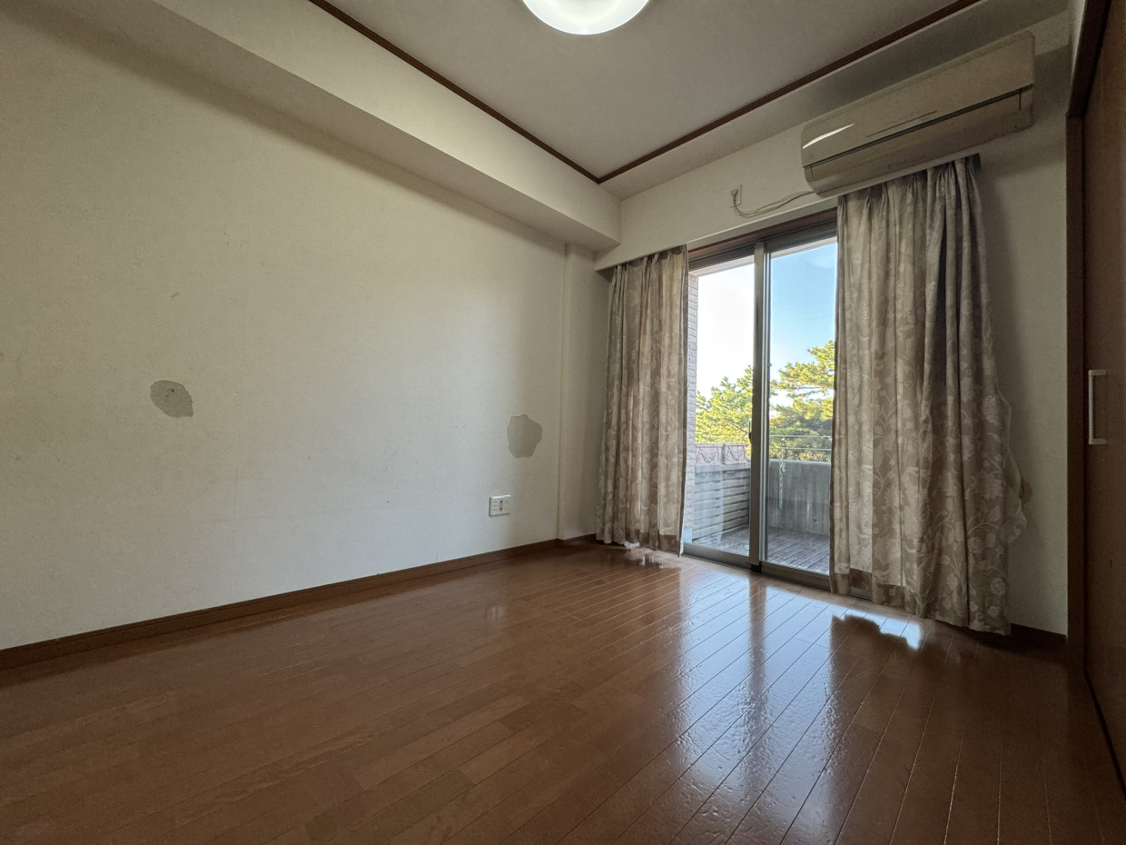 こちらのお部屋から北側のバルコニーに出られる