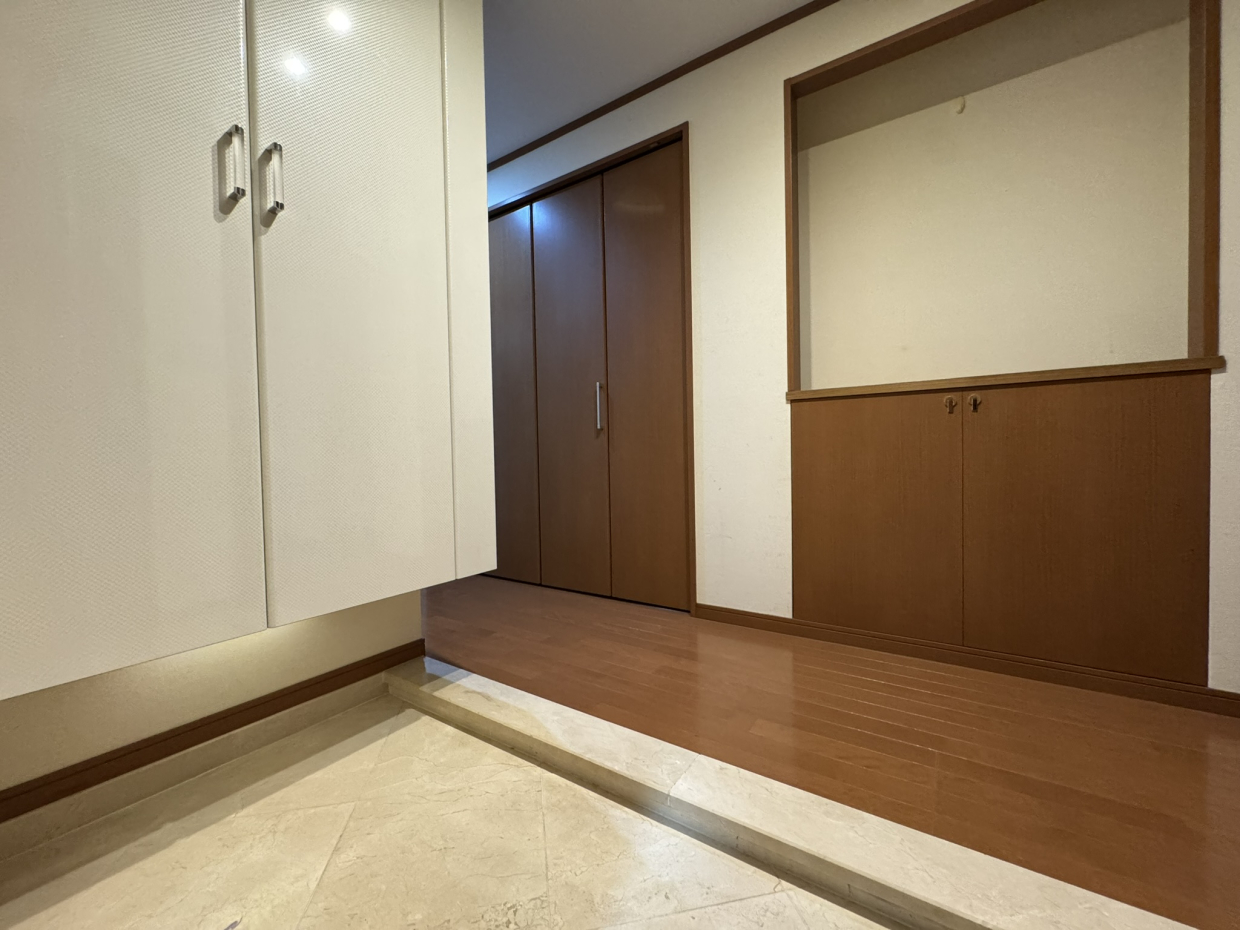 廊下側に収納がいくつかあり、便利