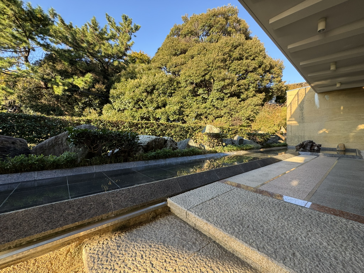 隣の山の借景を利用した美しいアポローチ