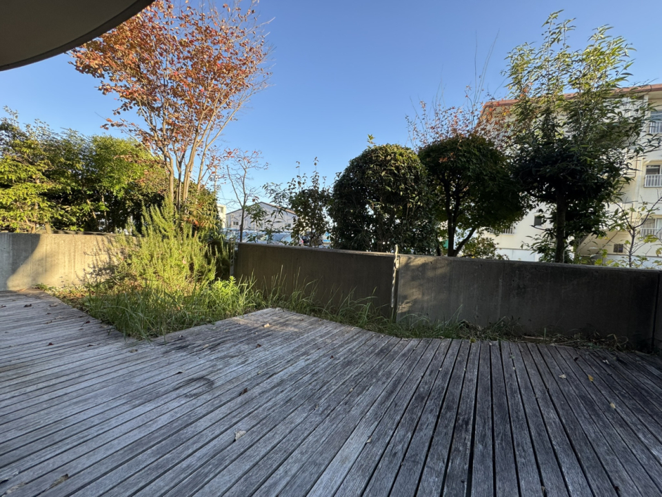 ウッドデッキテラス。デッキ材は交換が必要