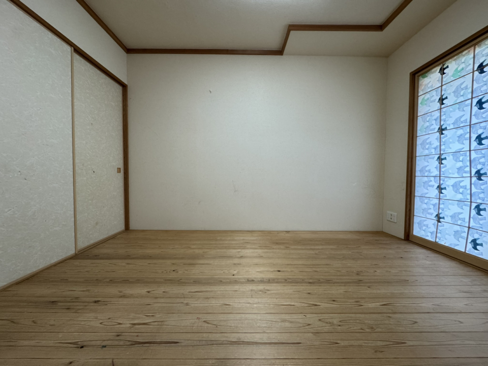 リビングダイニング横には和室があった。前所有者にてDIYで板間に変更されている