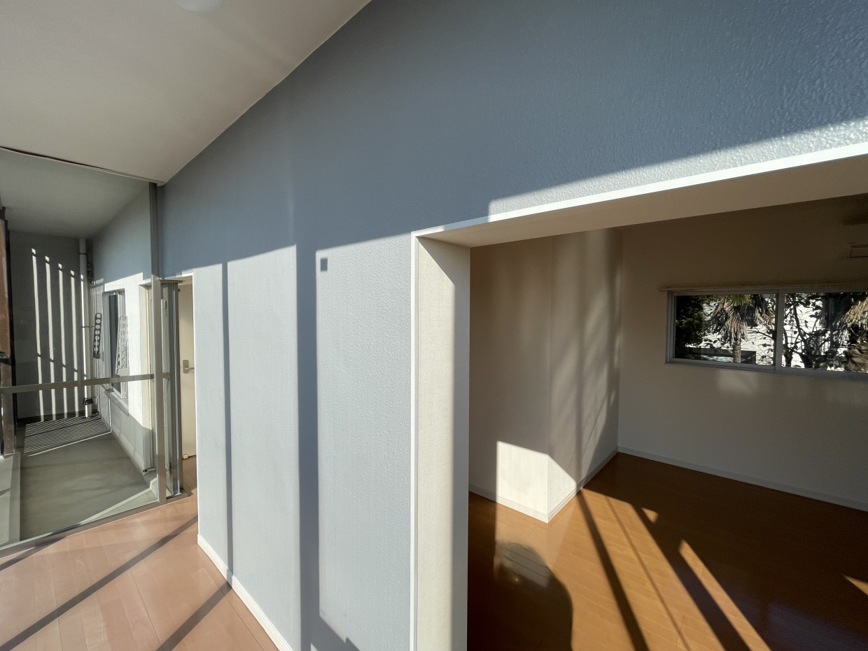 縁廊の壁はライトグレー