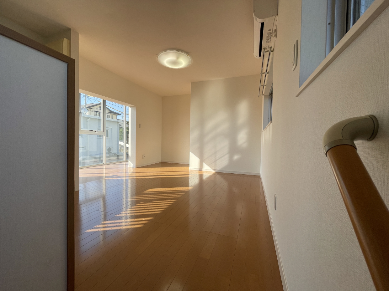 階段を上ると太陽の光が待っている