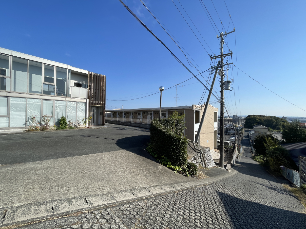 建物前の坂がかなり急斜面です