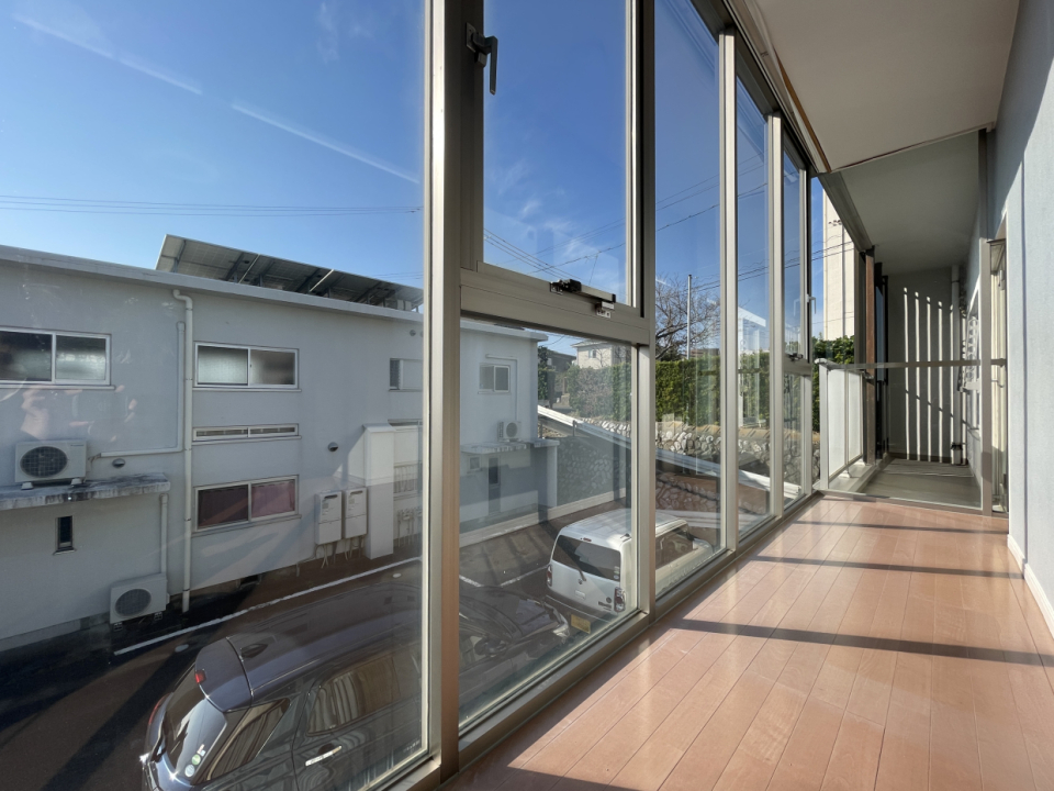 なんと明るい縁廊！まるで外と中が繋がるようなデザイン