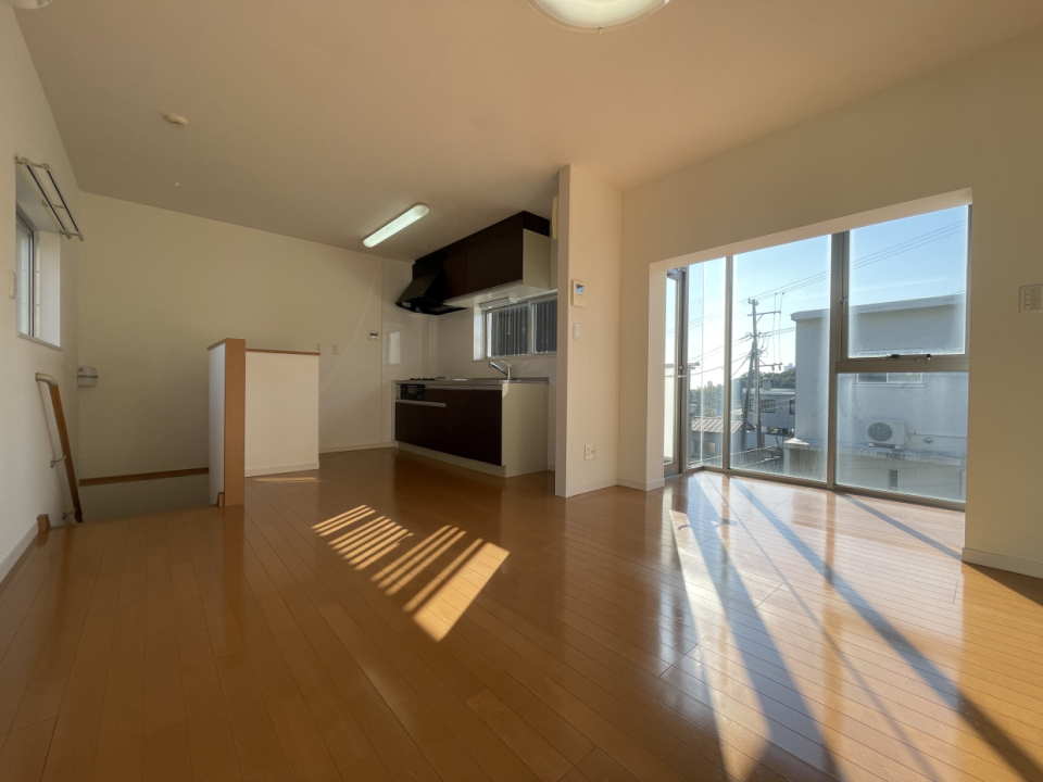 13.7帖のLDK。日差しがフローリングに映える