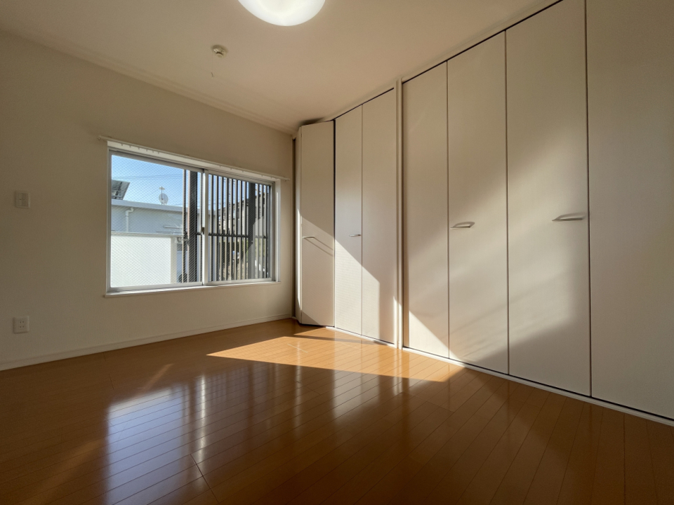 縁廊を通過した先に6帖の洋室。このお部屋も明るい