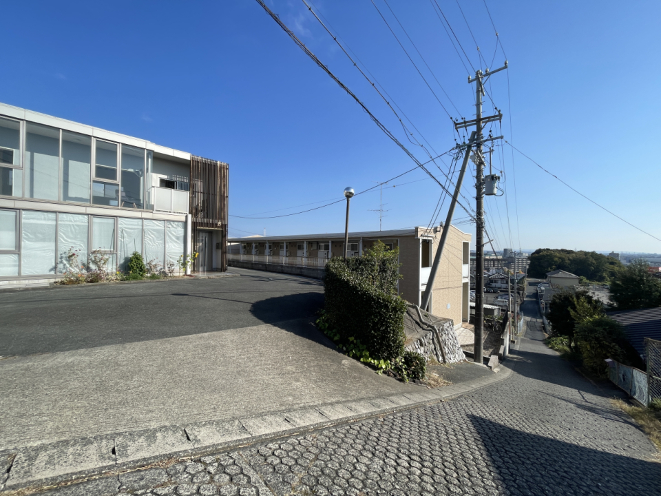 建物前の坂がかなり急斜面です