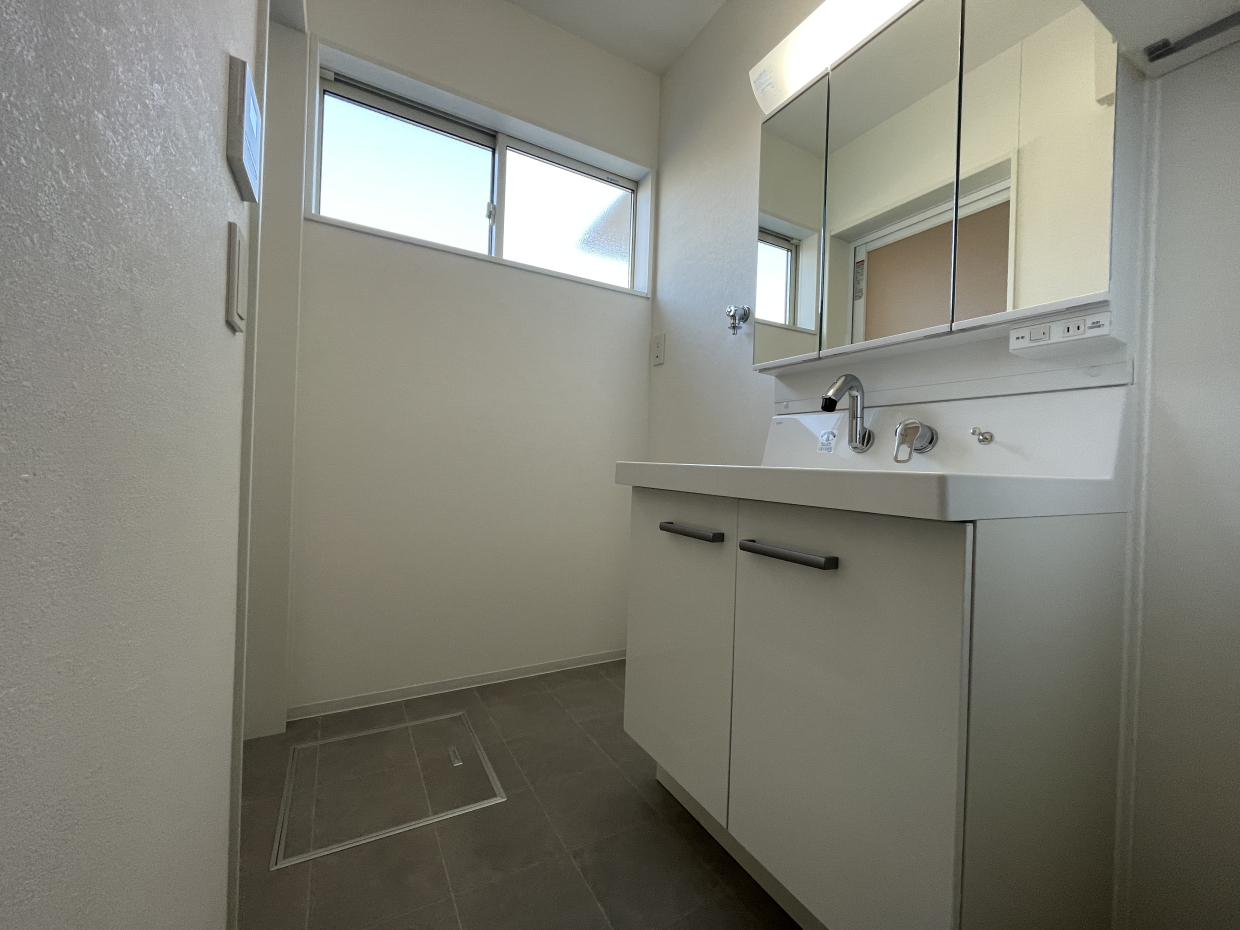 洗面所にも窓あり～