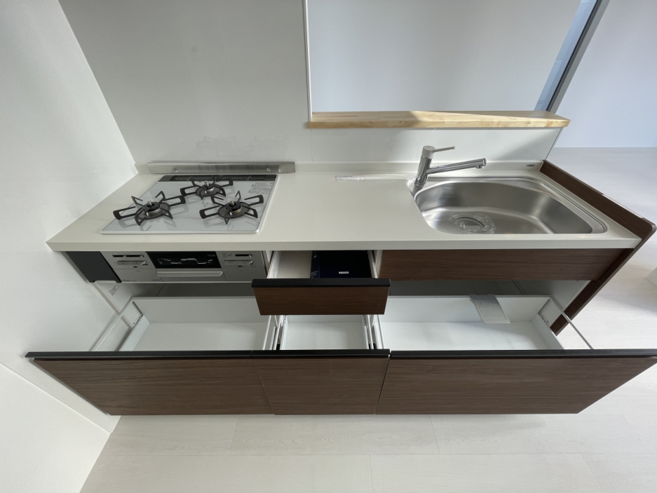 収納たくさんシステムキッチン