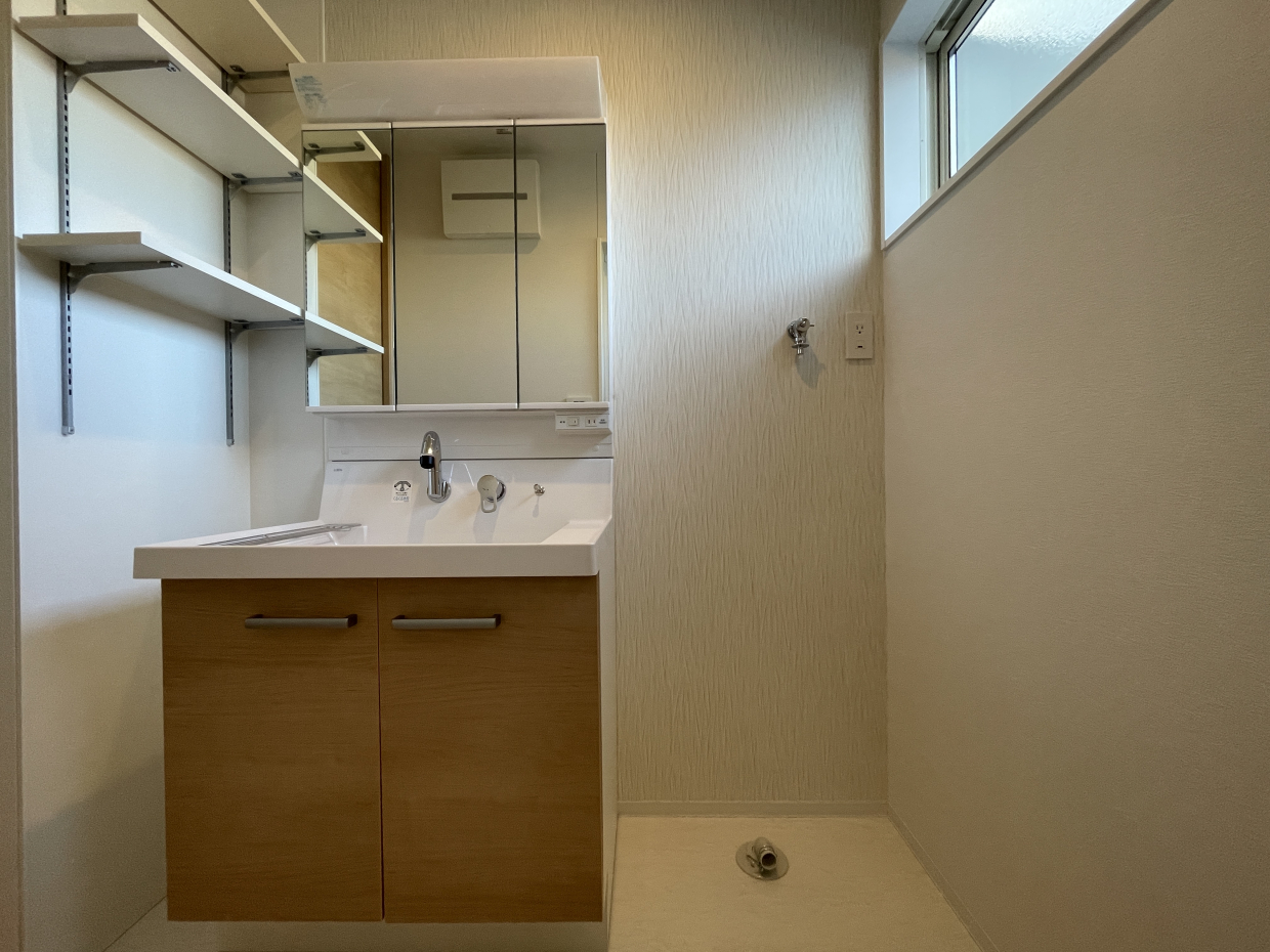 洗面所は採光窓あり