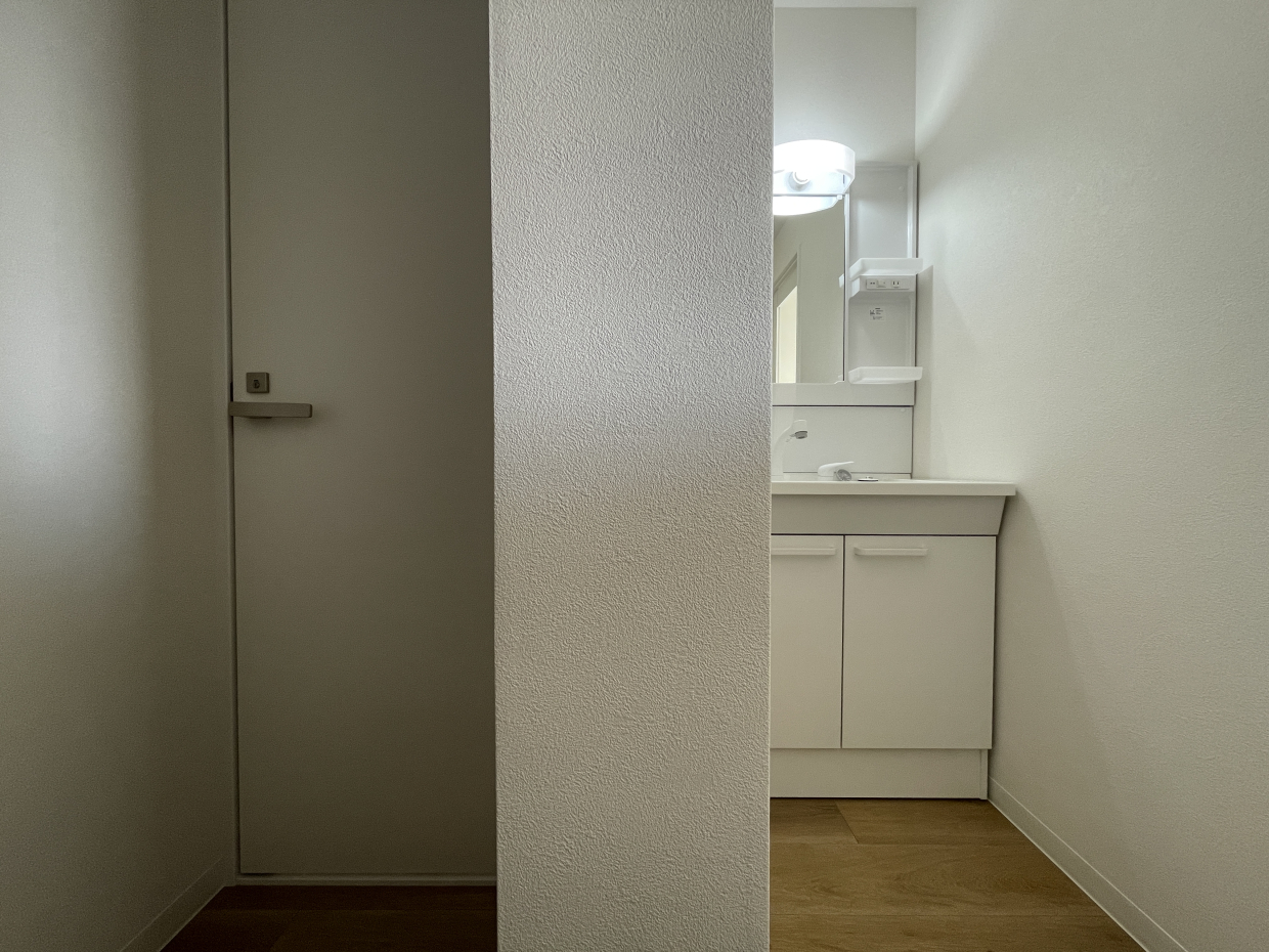 左がトイレ、右が洗面所