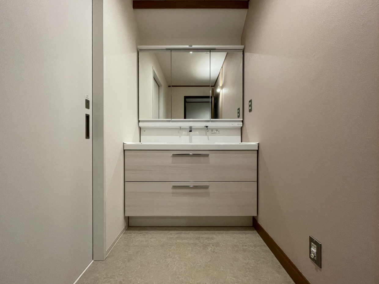 洗面台も大きく高級感が漂う。お手洗い横にはもう1つ独立洗面があります！