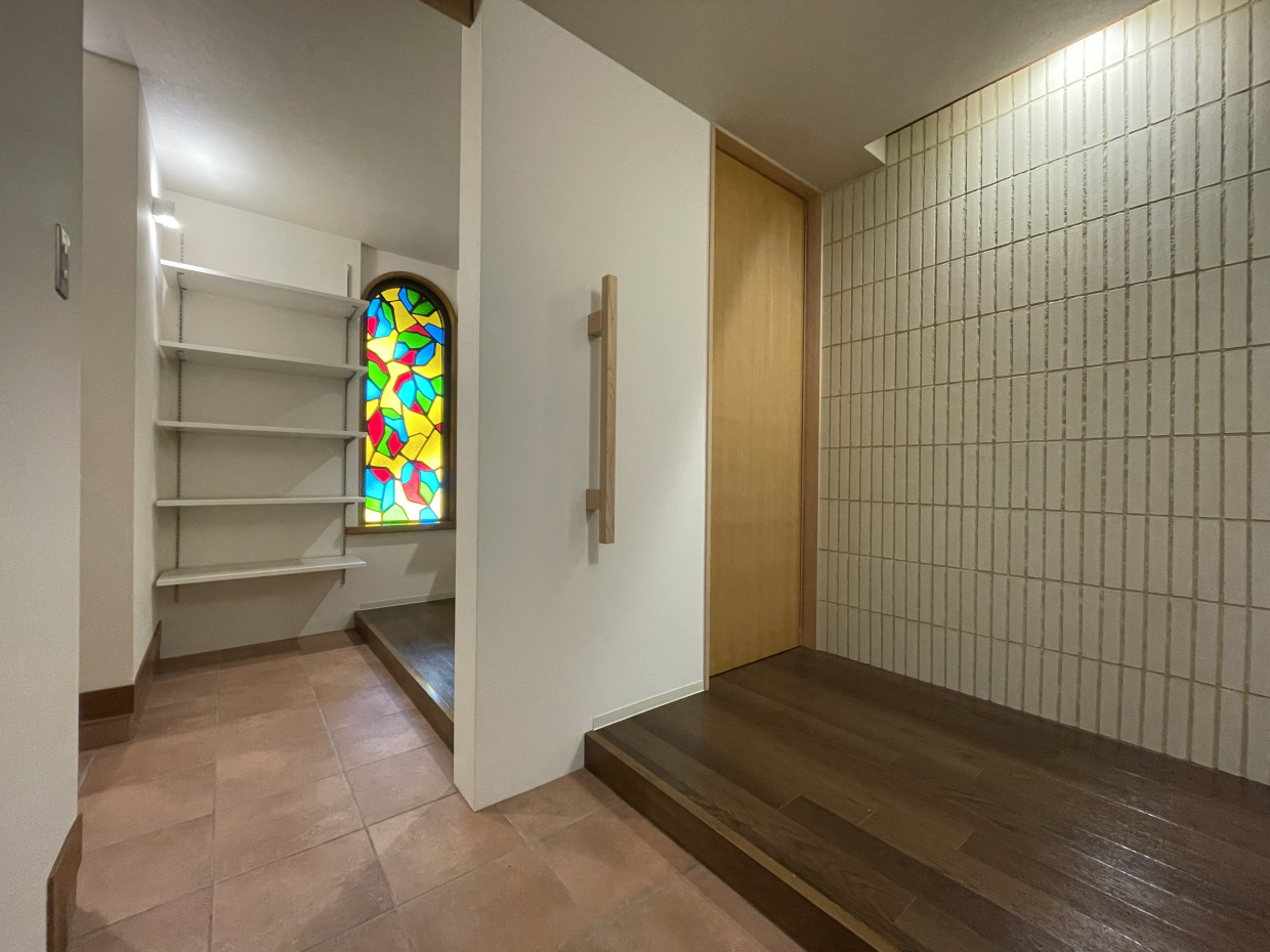 玄関横のステンドグラスが印象的