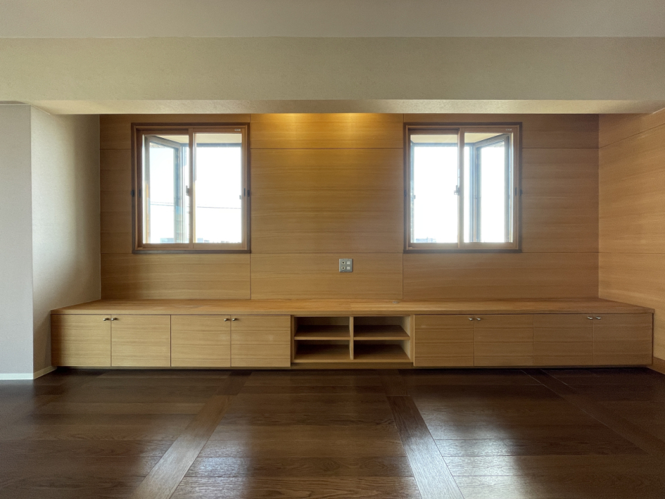 リビングにTVボードとデスクが備え付けられているので、家具は最小限で広々使えそう