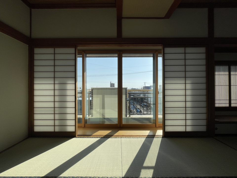 ぽかぽか日向ぼっこしながら畳の上でゴロゴロしたい