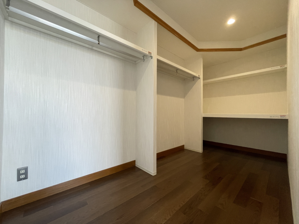 こちらのお部屋にウォークインクローゼットがついています