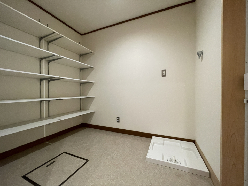 脱衣所にはオープン棚がついていて便利