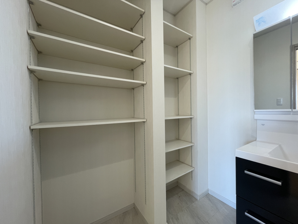 脱衣所に可動式の棚があります