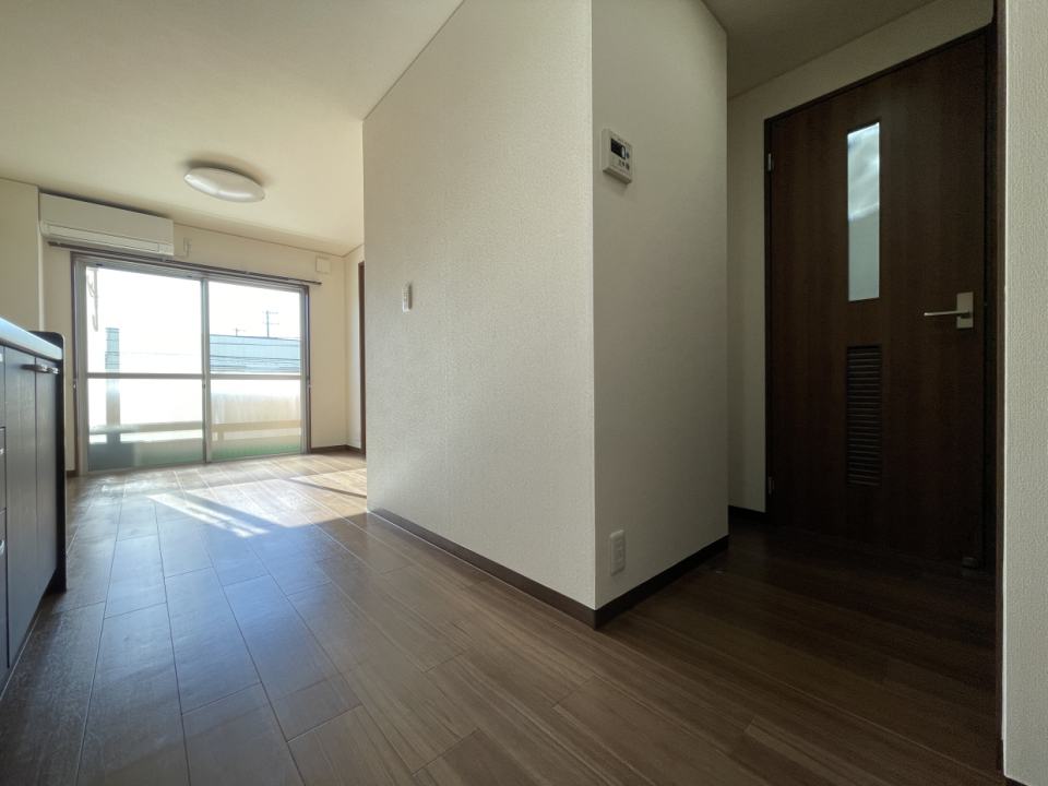 リビングに入って右側に水回りがあります