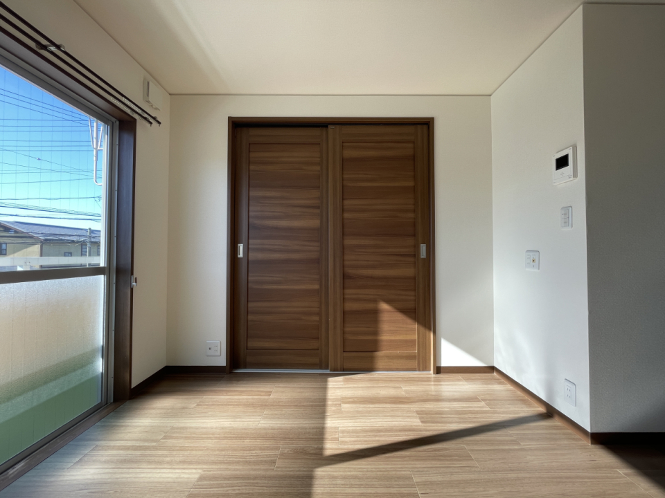 引き戸で仕切られた洋室