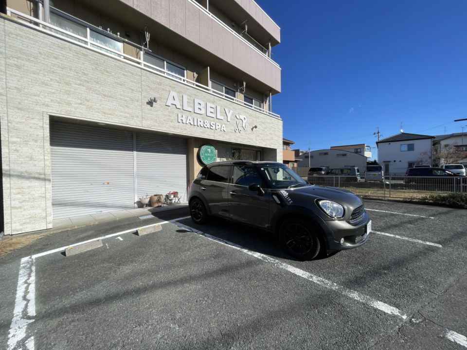 1階は美容室が入っています