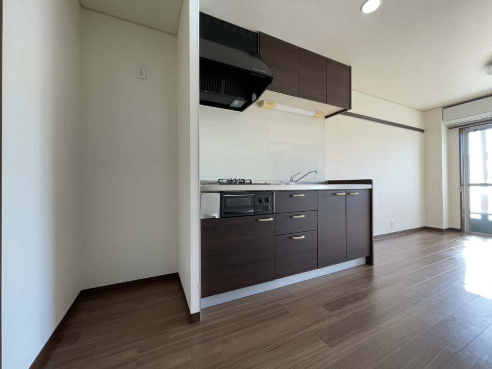 冷蔵庫はキッチン左側に