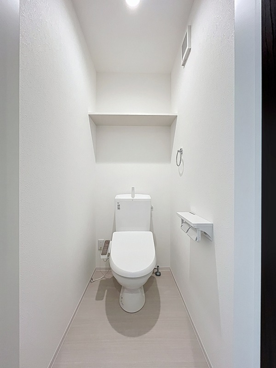 温水洗浄便座付きのトイレ