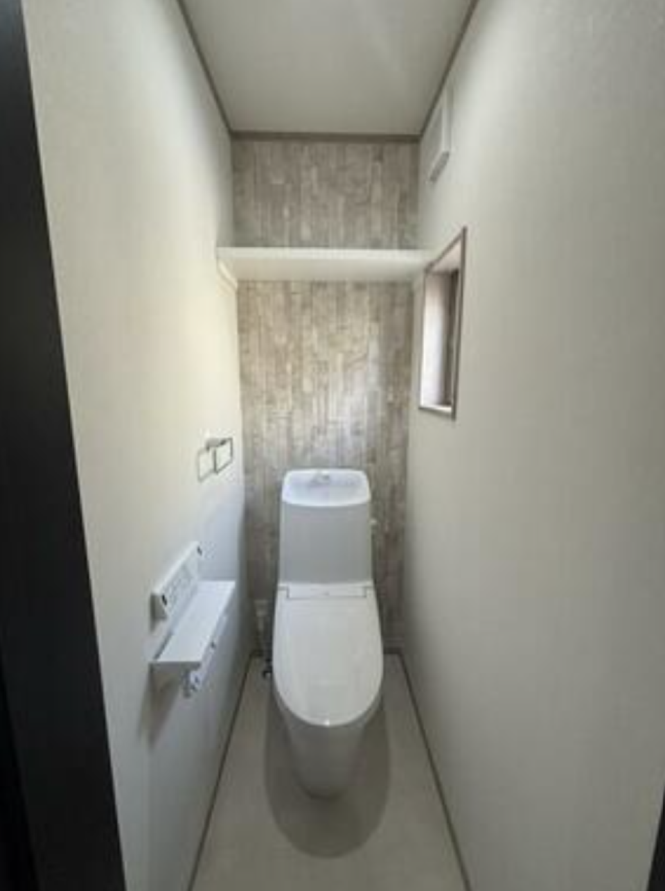 温水洗浄便座付きのトイレ