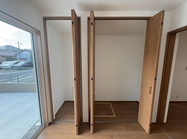 なんとウォークインクローゼットが2つ、ファミリークローゼットが2つあります