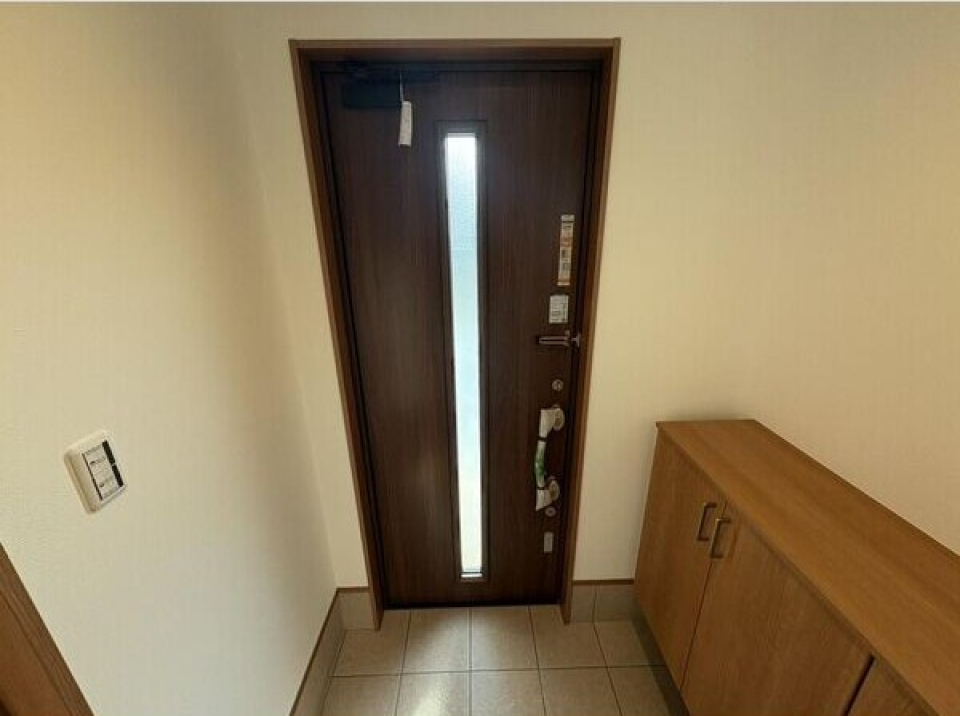 玄関のこの高さの収納は何かと便利です