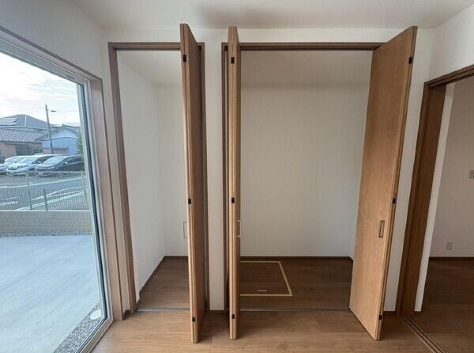 なんとウォークインクローゼットが2つ、ファミリークローゼットが2つあります