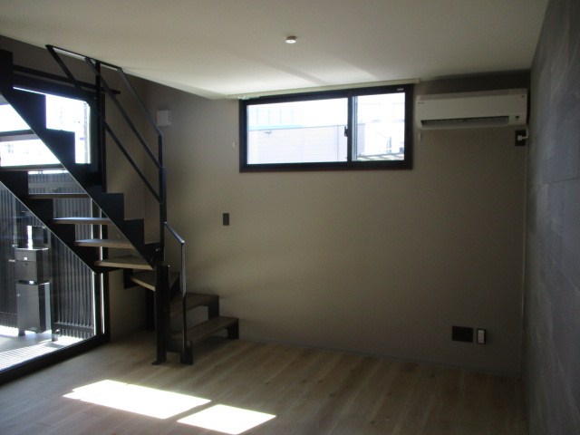 鉄骨階段が空間のアクセントに