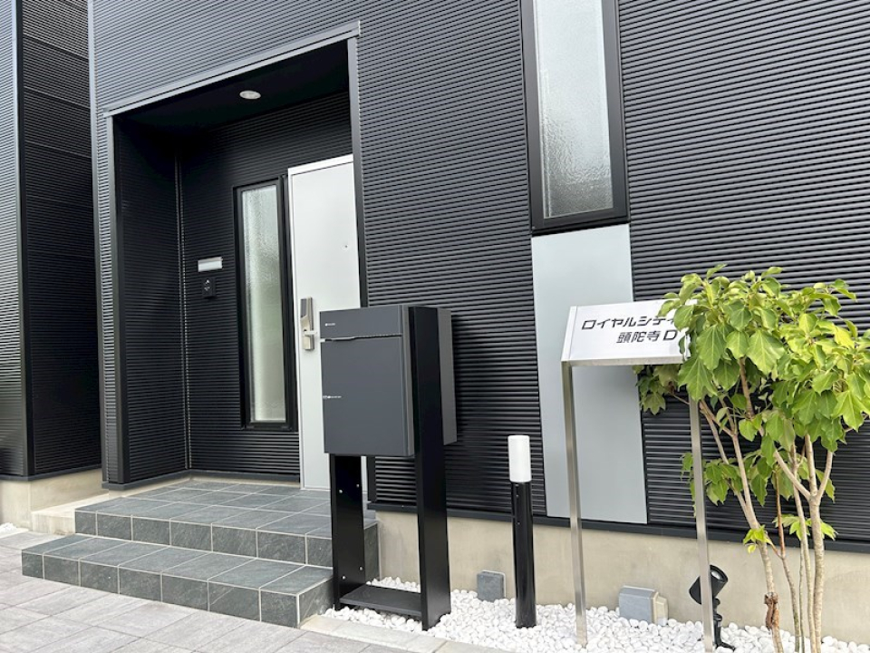 ホワイトの内装と相対してブラックな外観！