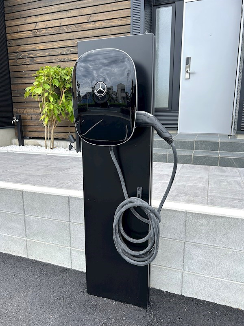 メルセデス純正充電器他メーカー車も充電可能）