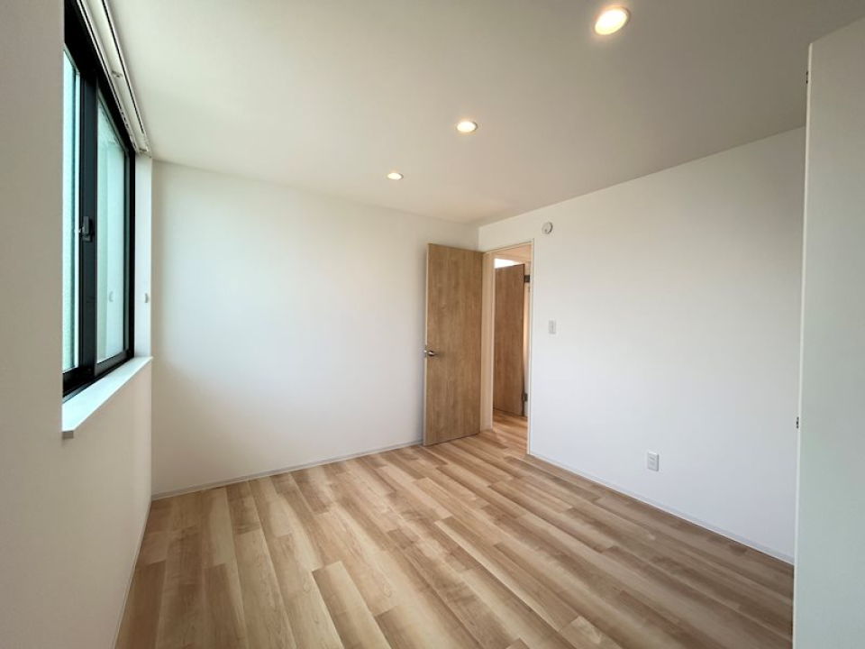 こちらは6.1帖の洋室