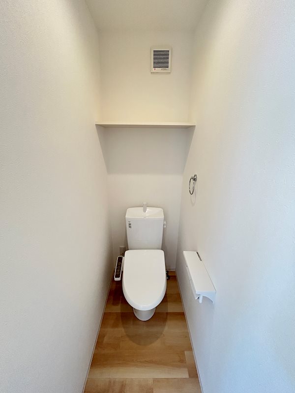 トイレ上の収納は何かと便利