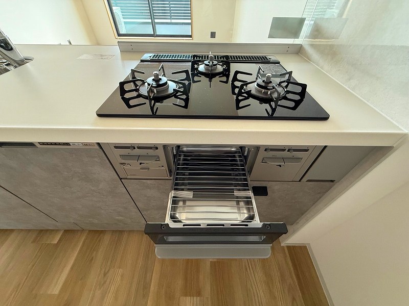 3口ガスコンロの魚焼きグリル付き
