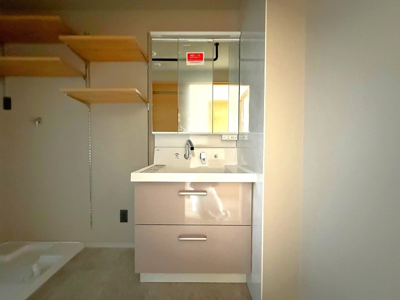 お洒落収納ラック付きの洗面スペース