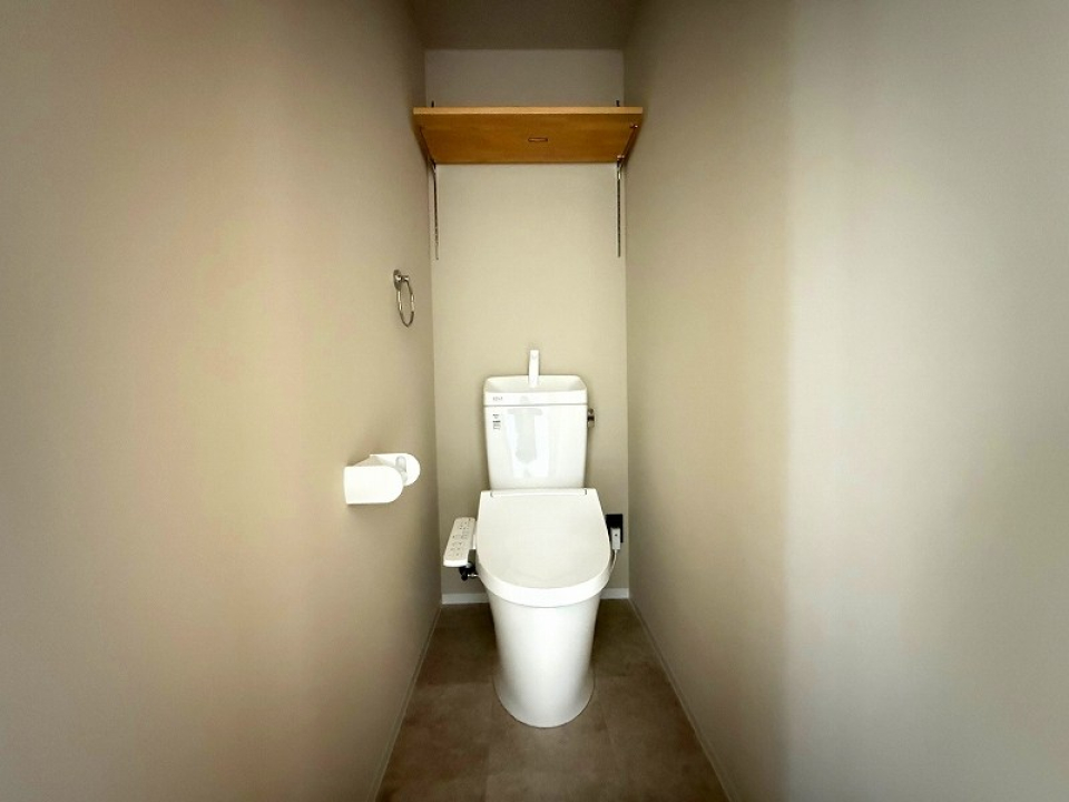 温水洗浄便座付きのトイレ