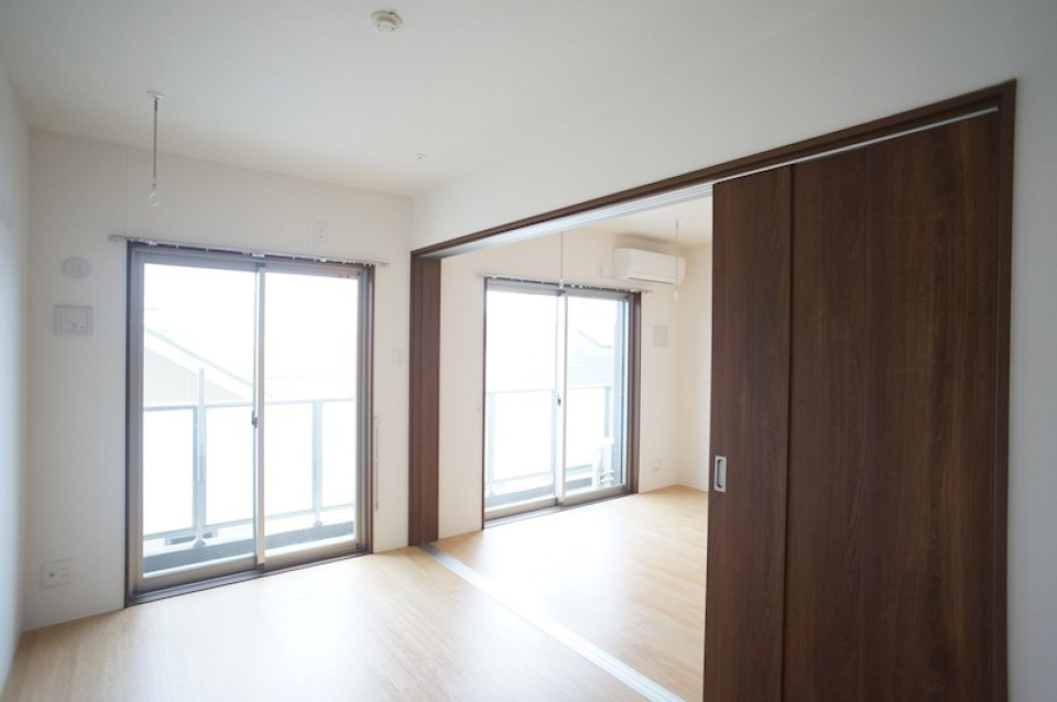 こちらは隣の6帖の洋室