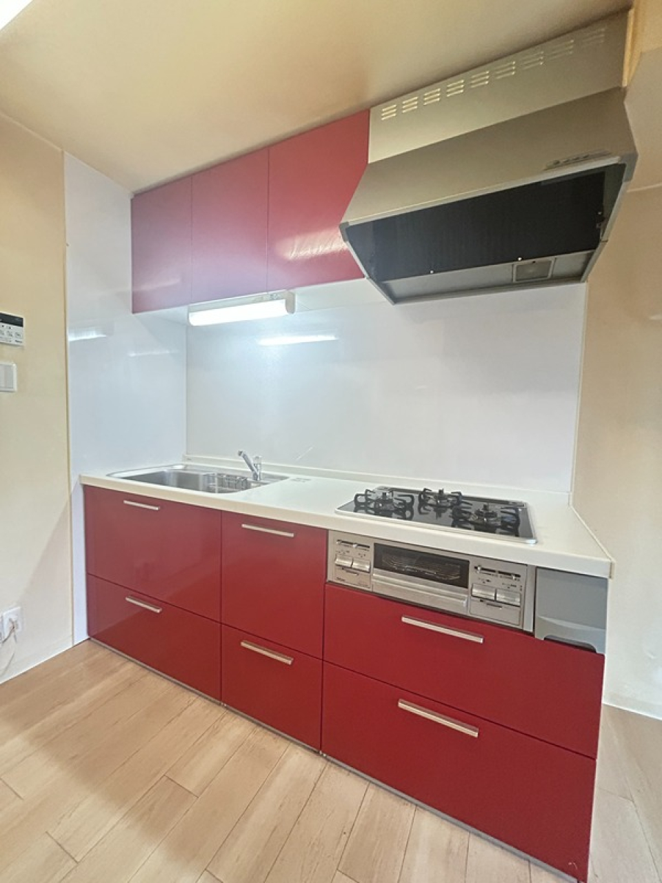 キッチンは印象的なレッド！